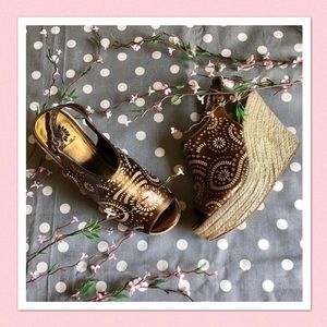 ✨4/$20✨EUC YellowBox Gold Woven Wedge Sandals